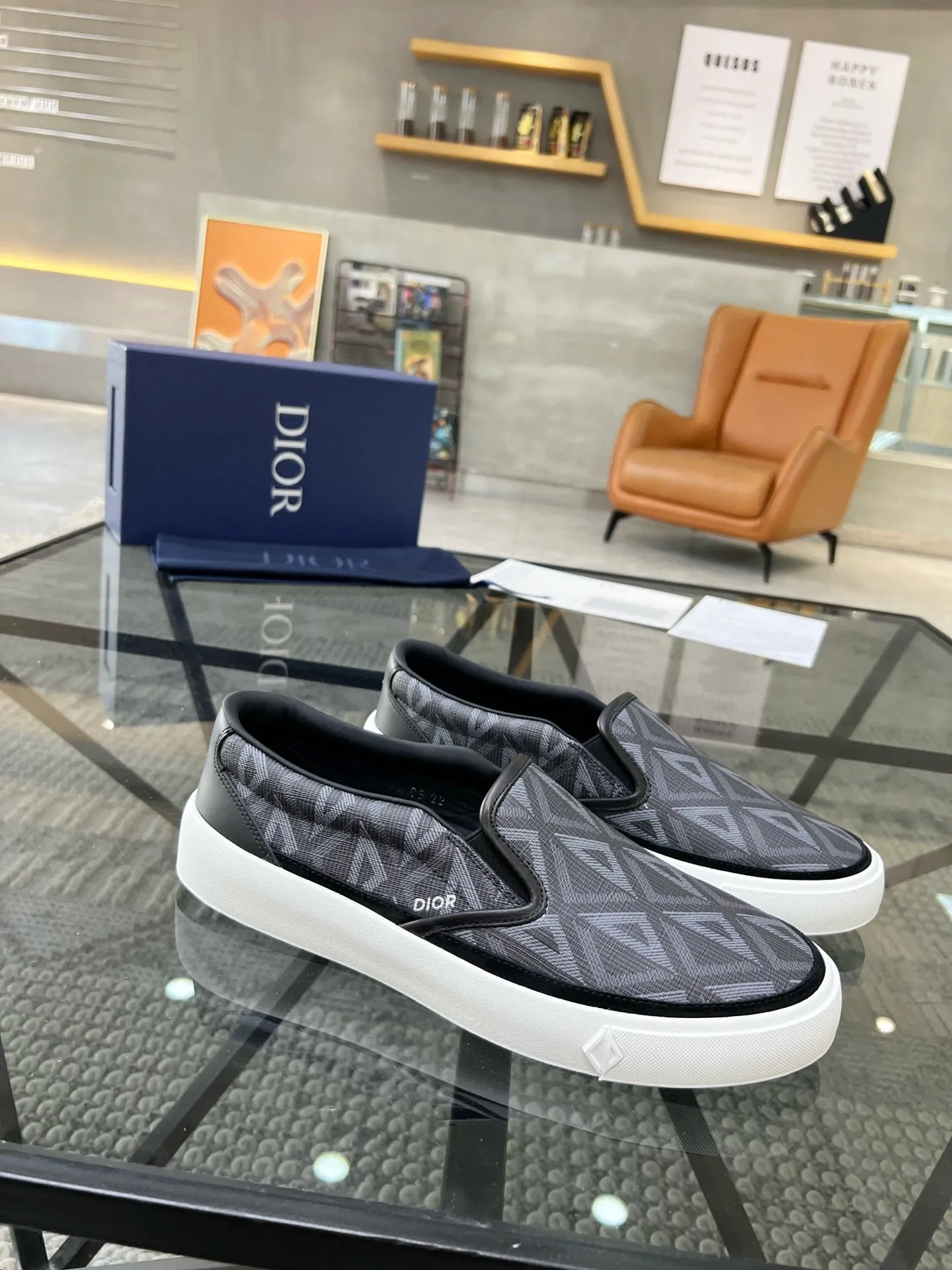 Factory price: 380💰D 🔍Top purchasing agent🇮🇹 Dior's super popular sneakers, popular sneakers, new products are synchronized with the counters. The uppers are imported cowhide from Italy. It is perfectly reproduced with complex craftsmanship that is a must-have for fashionistas. Imported soft water-dyed cowhide lining and foot pads Sole: The original sole is specially provided by the original factory, the exclusive movable molded sole is super comfortable, the original factory follows the order, 🔍🔍high quality, you can enter and exit the counter at will, welcome to compare, the code number is 39-44 (38 45 can be ordered)